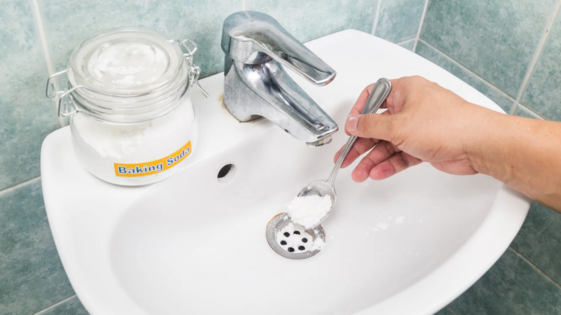 How to Use Vinegar and Baking Soda to Unclog a Drain