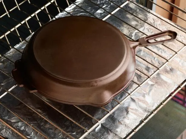 how to season a cast iron skillet